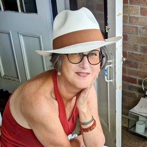 Meet your Posher, Laurie